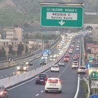 Reggio - Traffico in tilt sul raccordo autostradale, causa incidente - FOTO