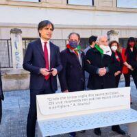 Reggio, inaugurata 'lettera': la panchina bianca contro l'indifferenza - FOTO