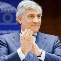Tajani: 'La famiglia senza figli non esiste'. Scoppia la bufera sul coordinatore di FI