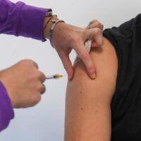 Vaccini, la Calabria assolda medici e pediatri: 25€ per ogni prima dose