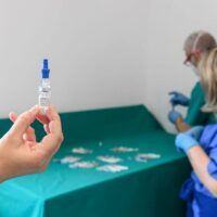 Reggio, al De Amicis Bolani proseguono le vaccinazioni in età pediatrica