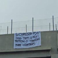 Reggio – Green pass, striscioni di protesta anche sulla SS 106: ‘Basta ricatti’ – FOTO