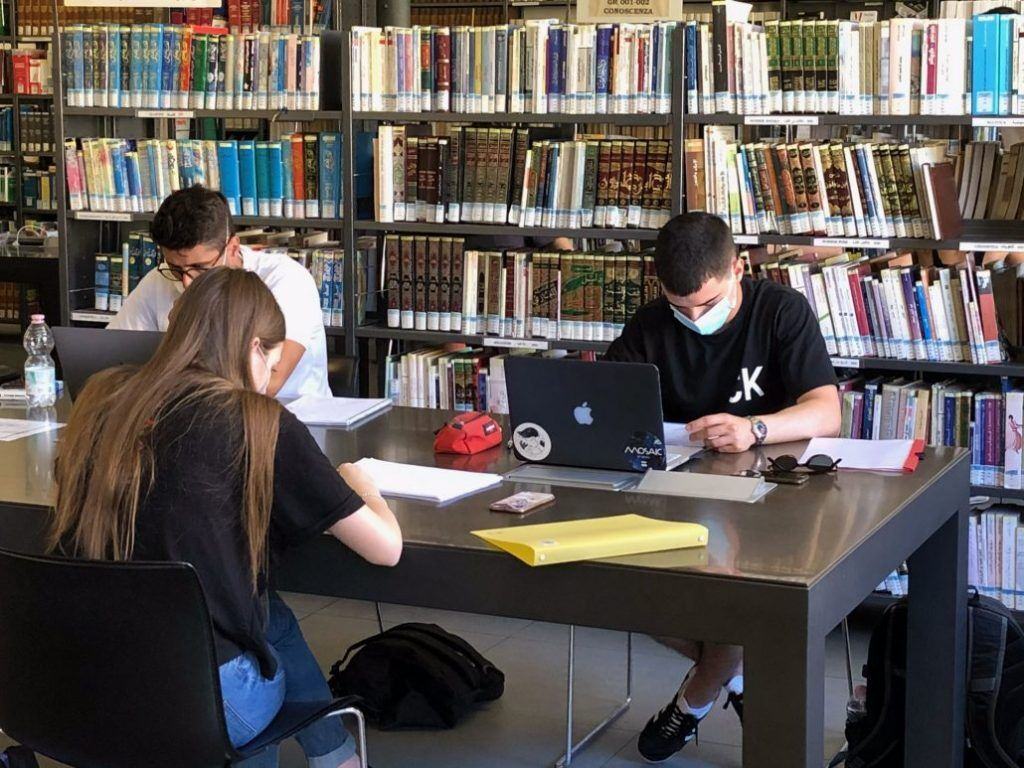 Studenti In Biblioteca
