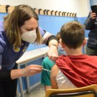 Calabria e vaccini, funzionano le 'scuole hub'. 10 mila dosi in 5 giorni