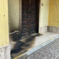 Incendio al portone del Municipio di Platì, carabinieri avviano le indagini