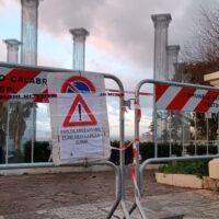 Reggio, il vento inclina le colonne di Tresoldi: è 'pericolo caduta torri' - FOTO