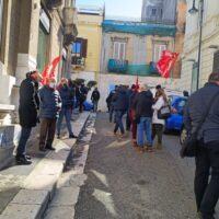 Reggio, manifestazione per i ritardi nei pagamenti dei lavoratori: “Siamo invisibili alle istituzioni”