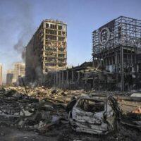 Guerra in Ucraina, bombardato un centro commerciale. Zelensky: 