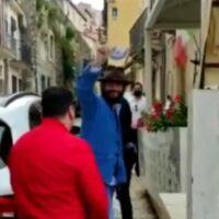 Jova arriva in città, il saluto dei fan: 'Benvenuto a Scilla' - VIDEO