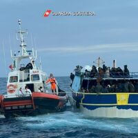 Migranti, ancora sbarchi a Reggio e Roccella: arrivati in oltre 300