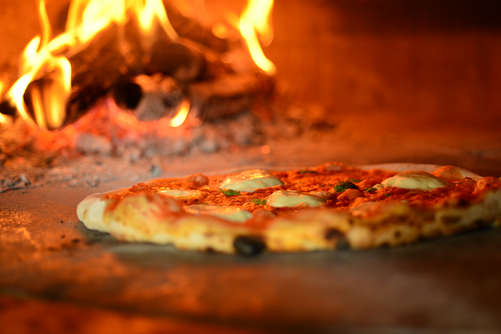 Pizza e scugnizzi, elogio alla cucina napoletana