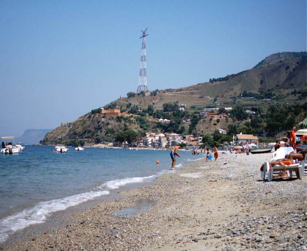 “Basta plastica sulle spiagge”: l’appello di Legambiente e Codacons ai comuni calabresi