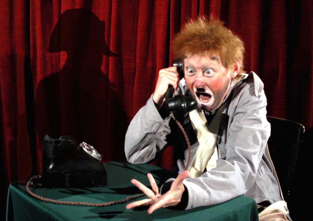 “Napoleone in fuga inseguito dai conigli”: in prima regionale al teatro Cilea il capolavoro di Nola Rae