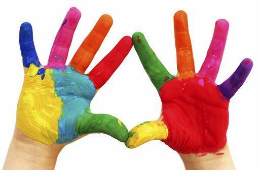 Mani di bambini durante il corso Baby Sensory del CSI a Reggio Calabria