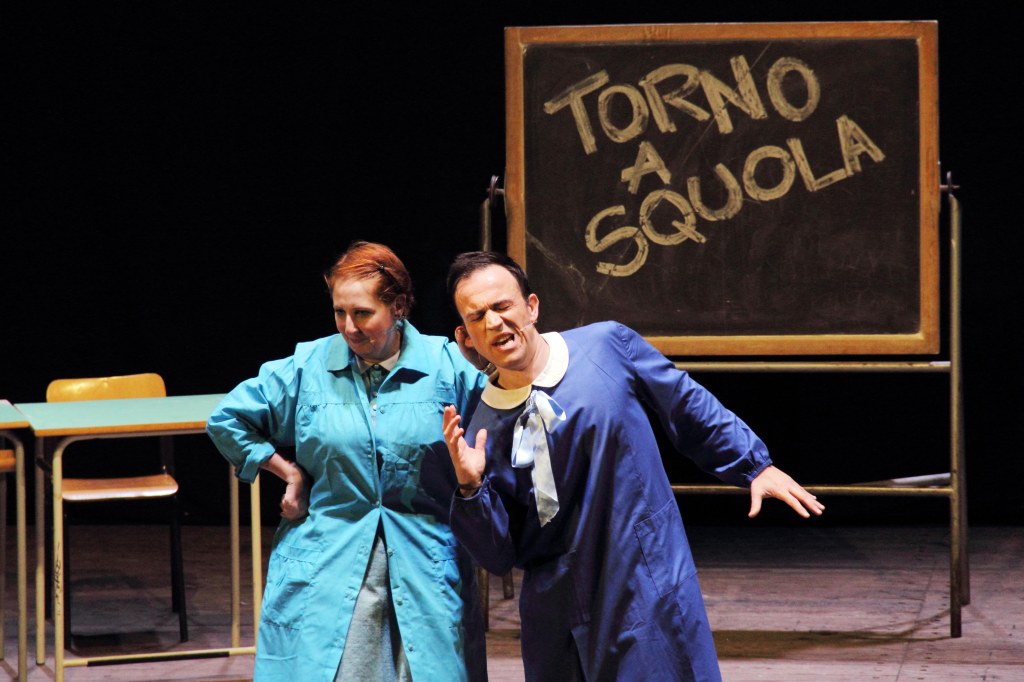 Gennaro Calabrese e Grillo in una scena di Torno a scuola, un anno dopo