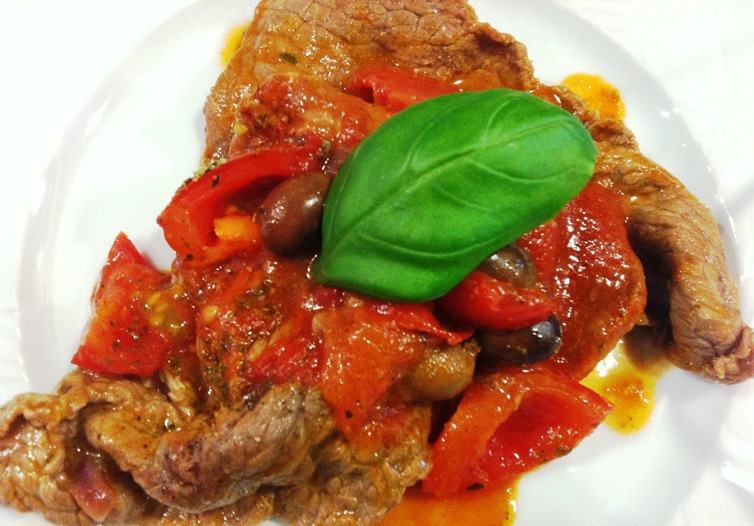 Come si prepara la carne alla pizzaiola: la ricetta