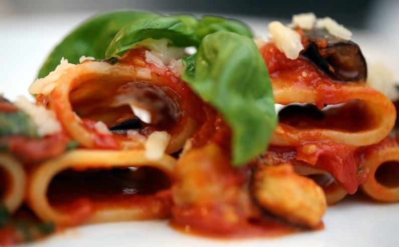 Come si preparano i paccheri pomodoro e mozzarella: la ricetta