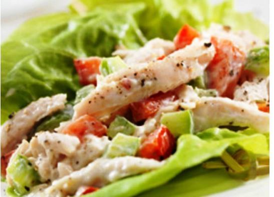 Ecco come si prepara l’insalata di pollo ‘speciale’