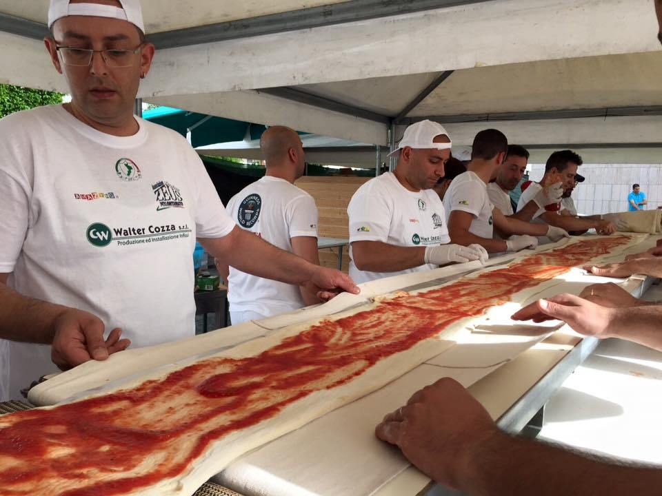 Pizza più lunga del mondo a Rende, record Guinness