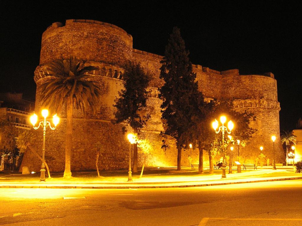 Piazza Castello di Reggio Calabria di notte, sede del concerto di Caparezza