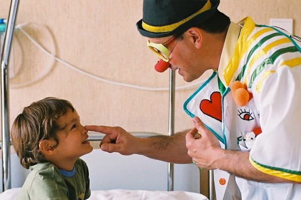 Pagliacci Clandestini donano al reparto attrezzature mediche e ludiche