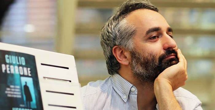 L'esatto contrario, il primo romanzo dell'editore e scrittore Giulio Perrone