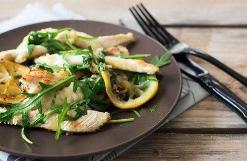 Come preparare gli straccetti di pollo al limone con rucola: la ricetta