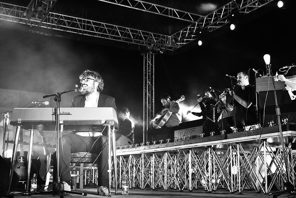 Dario Brunori incanta il Parco Ecolandia tra musica e parole – FOTO