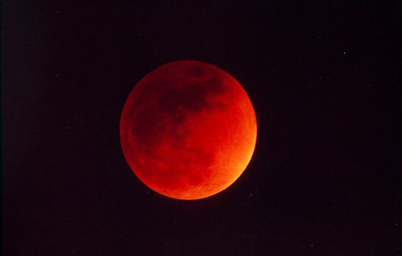 Eclissi totale – Torna la “Super Luna Rossa”, tutte le info per osservare il fenomeno