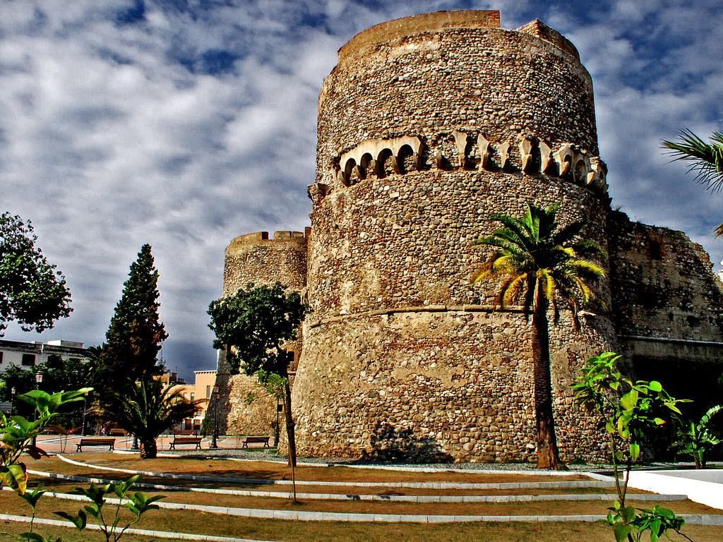 Piazza del Castello Aragonese di Reggio Calabria, sede dell'evento Giallo al Castello