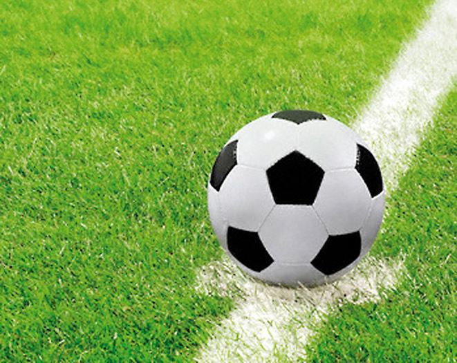 Pallone da calcio sulla linea di metà campo
