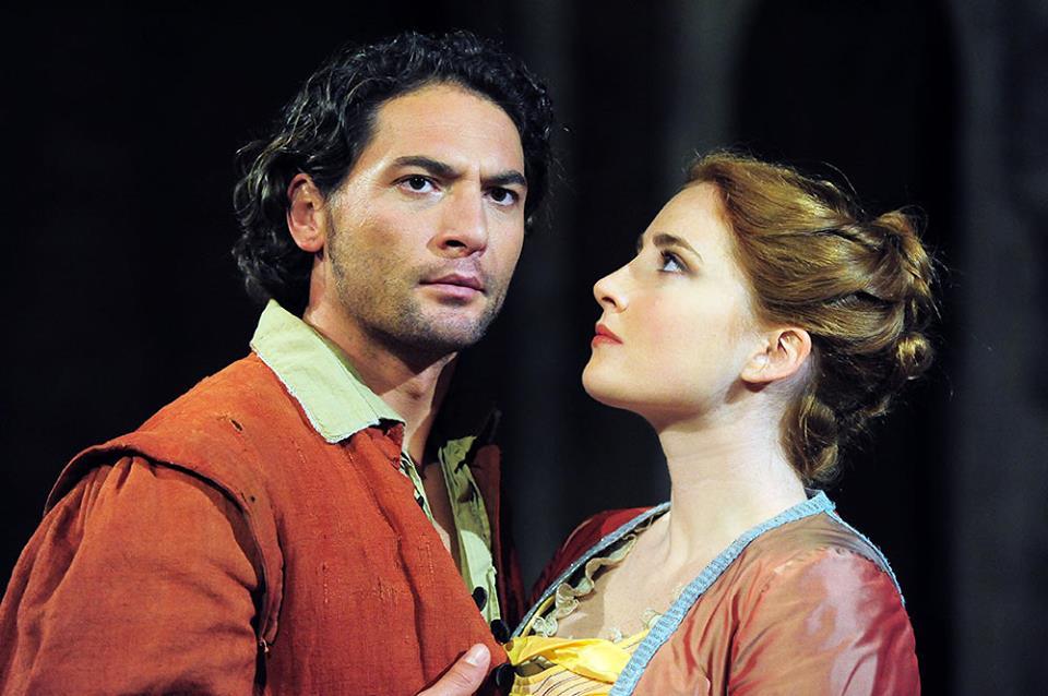 Renzo e Lucia nell’opera I Promessi Sposi di Michele Guardì, al Palacalafiore di Reggio Calabria