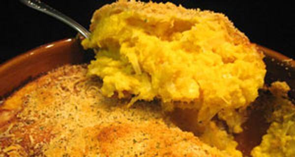 Ecco come si prepara un contorno di zucca, patate e cipolle gratinate al forno