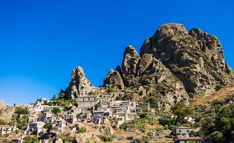 Concorso fotografico Touring Club, nella top ten un’immagine di Pentedattilo