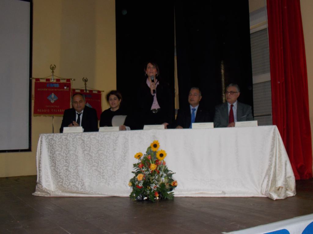 Tavolo del convegno all'Istituto Comprensivo S. Eufemia d'Aspromonte durante l'incontro con l'Avis