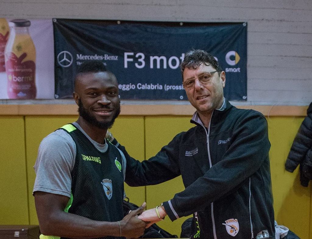 Viola, ufficiale Ogo Adegboye