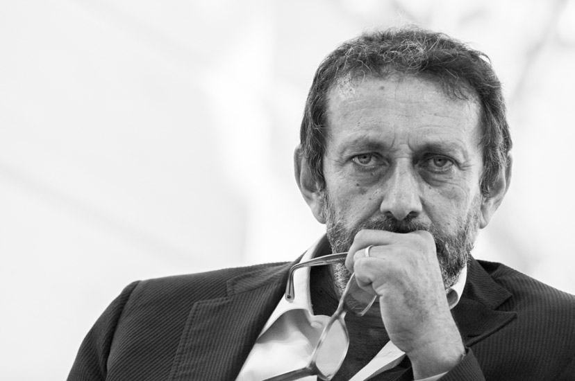 ‘Gli Sdraiati’ di Michele Serra: monumento ad una generazione che si è allungata orizzontalmente