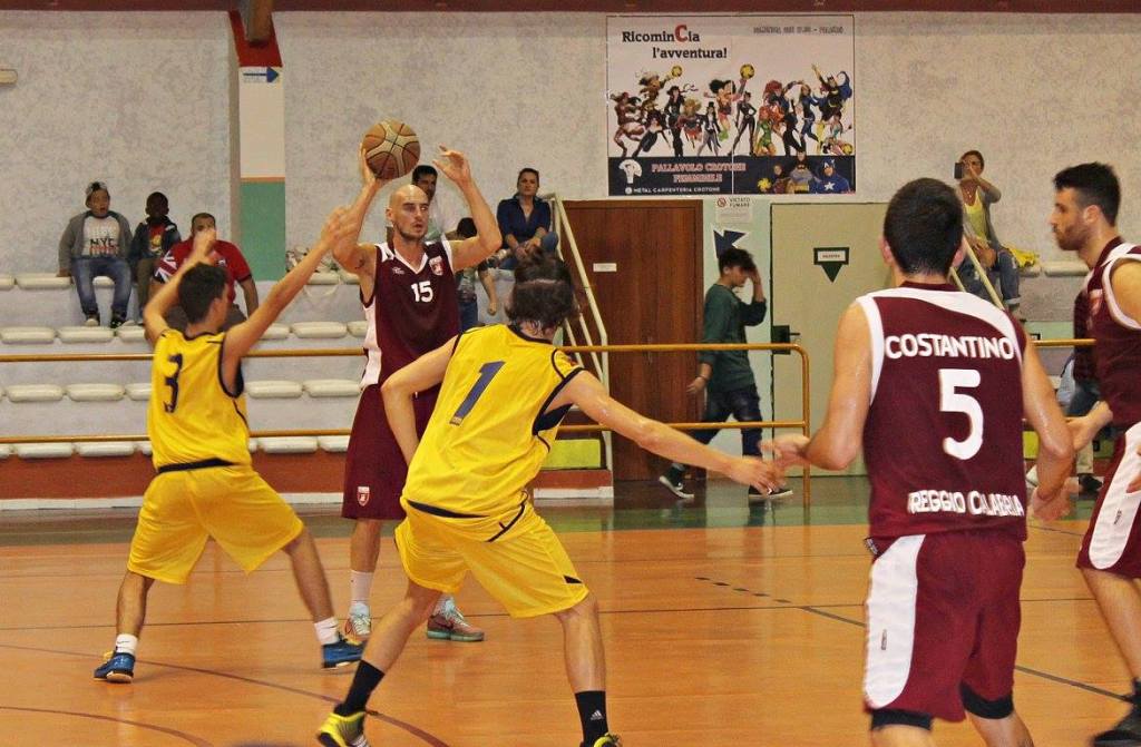 Una fase della gara di andata a Crotone tra New Team 2000 Crotone e Vis Reggio Calabria