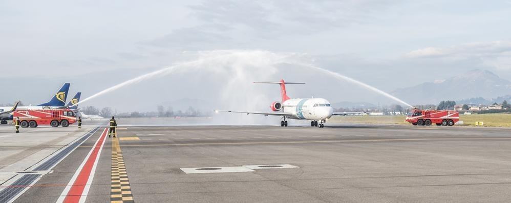 Primo volo Air Sud tra Orio al Serio e Reggio Calabria accolto con l'arco d'acqua