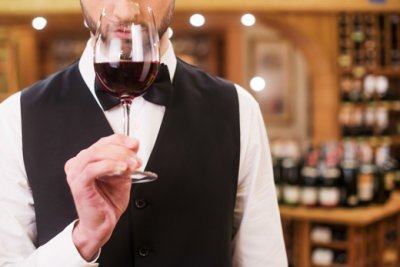 Assaggiatore di vino durante un corso ONAV