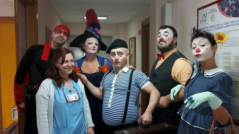 Raffica di allegria dei Pagliacci Clandestini all’Hospice Via delle Stelle