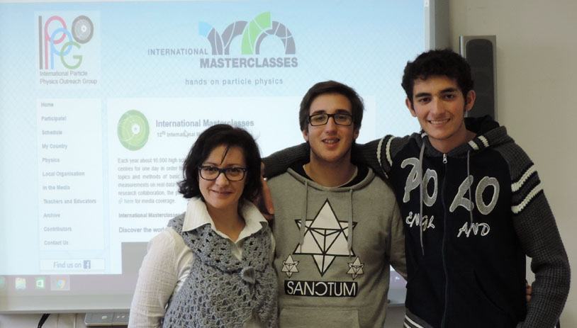La professoressa Carmen Petronio con gli studenti Jacopo Maria Gangemi (V A) e Daniele Caracciolo (V B)
