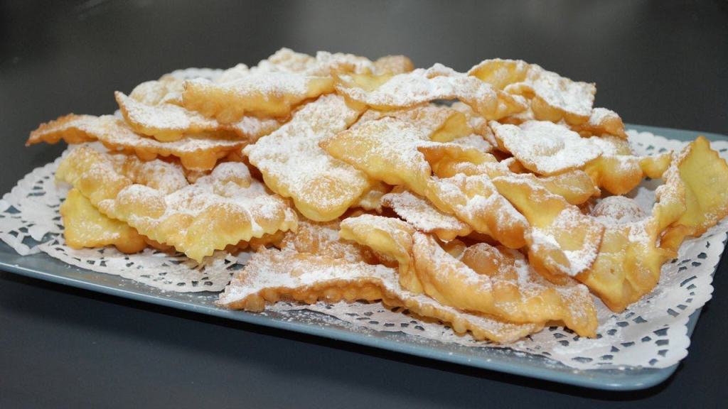 Come preparare le chiacchiere: la ricetta del dolce tipico di Carnevale