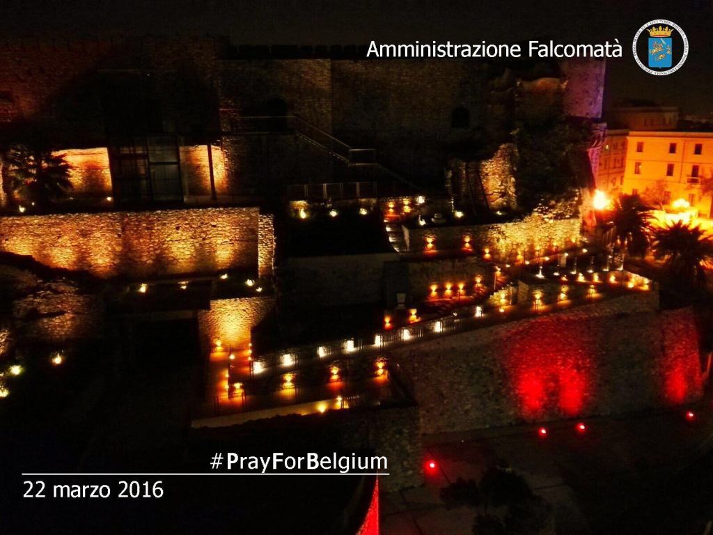 Il Castello Aragonese si illumina con i colori della bandiera belga