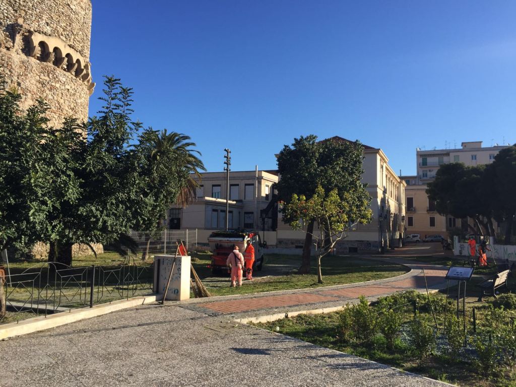 Gli studenti puliscono le aree contingue al Castello