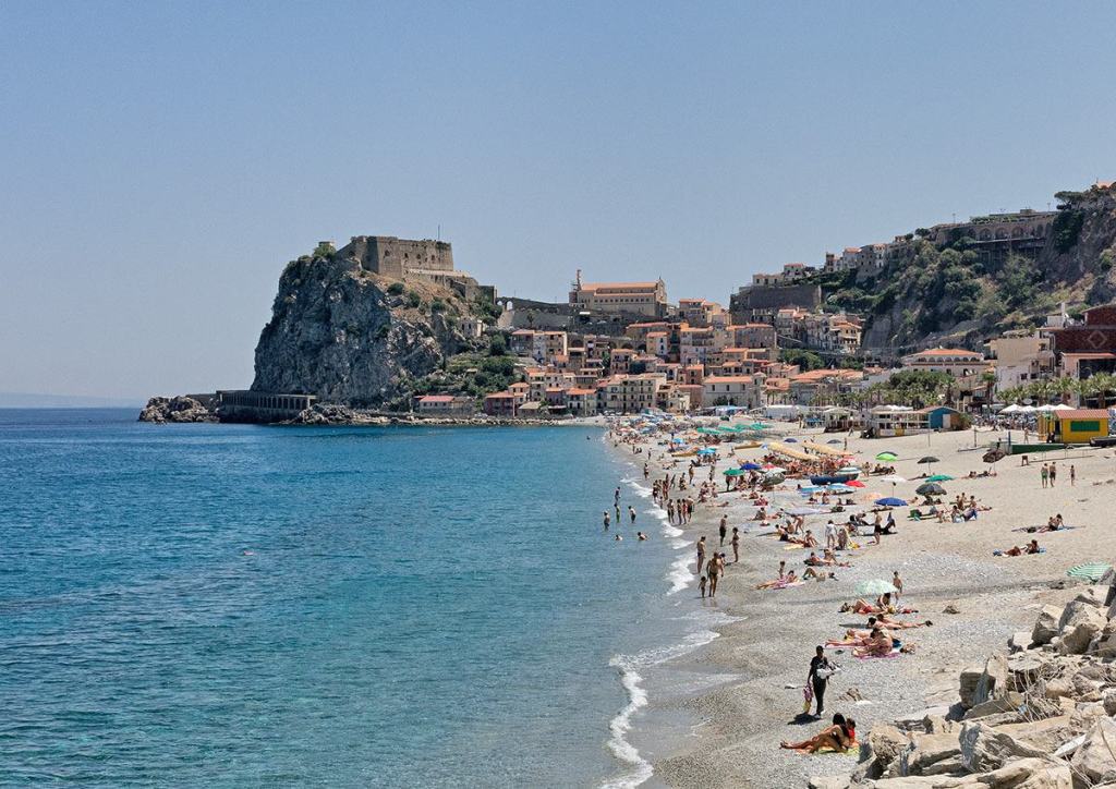 Tropea borgo più bello d’Italia…ma la foto è di Scilla. Comune invia diffida