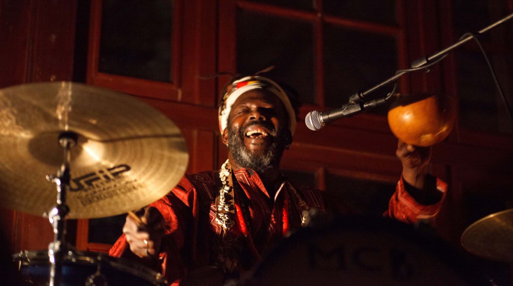 Baba Sissoko al Miramare: “La musica? Una medicina di vita. Senza, vagheremmo perduti” – FOTO