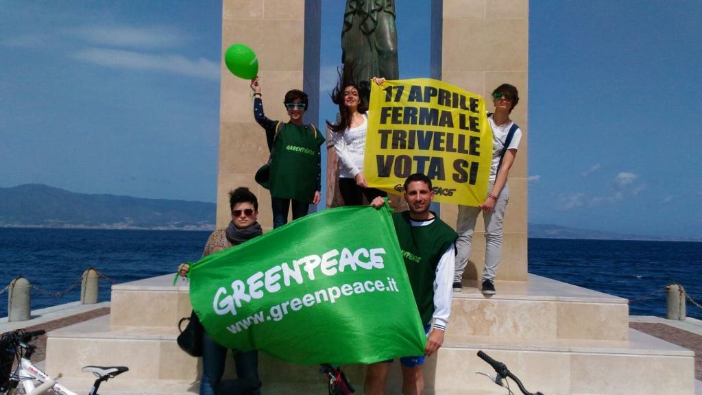 Volontari di Greenpeace mobilitati anche a Reggio per ‘1000 piazze, un mare di si’ – FOTO