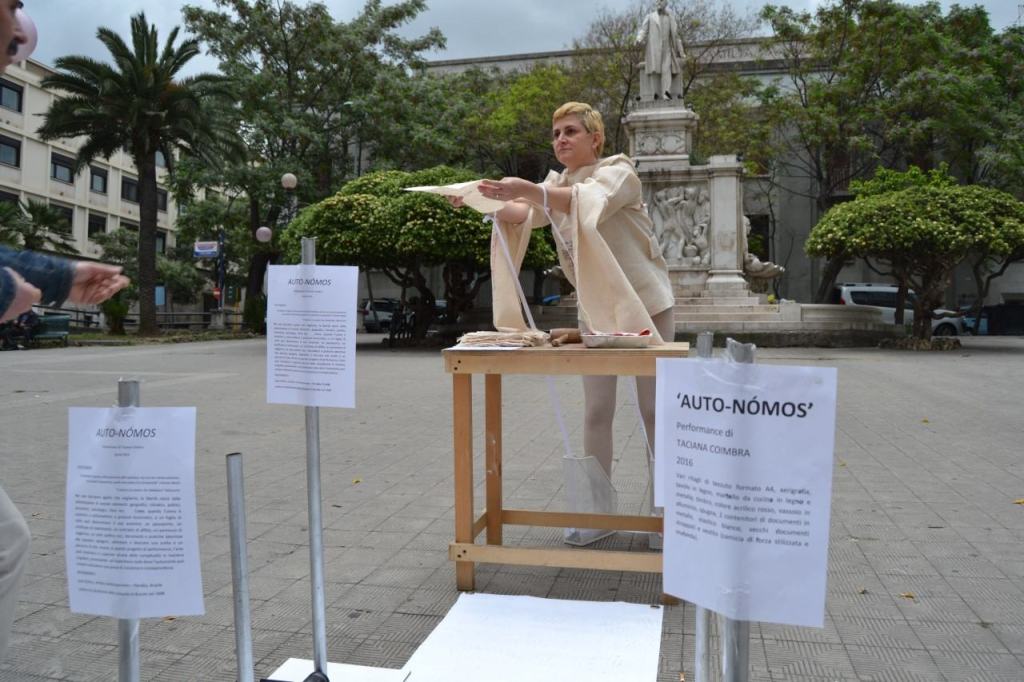 L’artista Taciana Coimbra porta in piazza la sua “AUTO-NÓMOS”