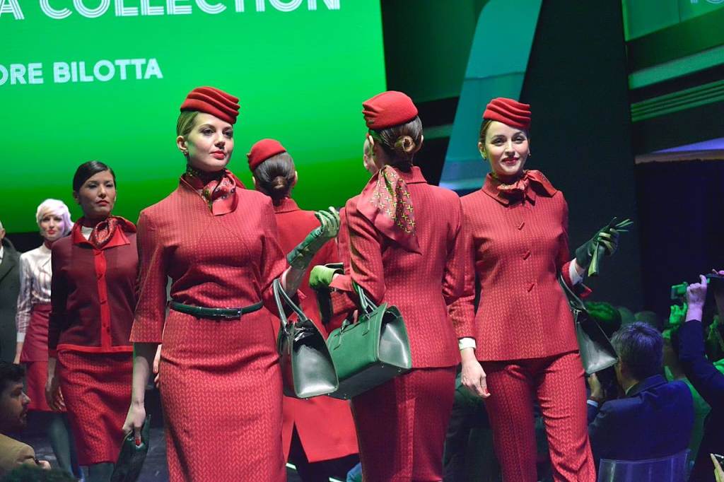 Alitalia cambia look dopo 20 anni con le nuove divise create da Ettore Bilotta